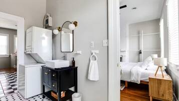 2 habitaciones, tabla de planchar con plancha, wifi y ropa de cama