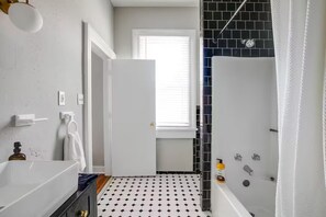 Hair dryer, towels, soap, toilet paper - Walk to Allianz Urban Oasis in Oregon Hill (Richmond)