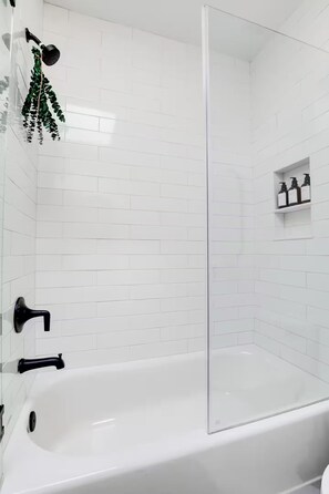 Hair dryer, towels, soap, toilet paper - Walk to Carytown & VMFA Restored Historic Home (Richmond)