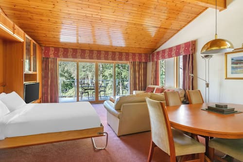 In-room safe, iron/ironing board, bed sheets