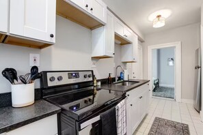 Private kitchen - Walk to VCU & Allianz Amphitheater  Cozy & Clean (Richmond)