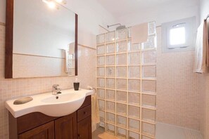 Hair dryer, towels, toilet paper - Villa Roqueta (Pollença)