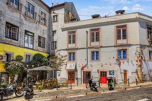 Una calle con edificios, una motocicleta estacionada y una bicicleta.