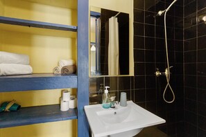 Shower, hair dryer, towels - Way To Castle - Alfama 3 Apartment with Wi-Fi and Air Conditioning (Lisboa)