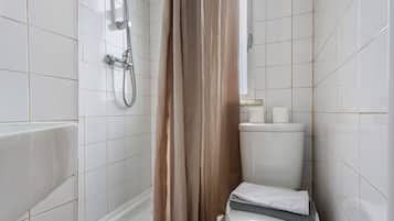 Chuveiro, secador de cabelo, toalhas de banho