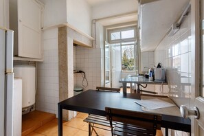 Kühlschrank, Mikrowelle, Herdplatte, Wasserkocher mit Kaffee-/Teezubehör