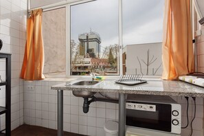 Refrigerador, microondas, placa de cocina, cafetera/tetera