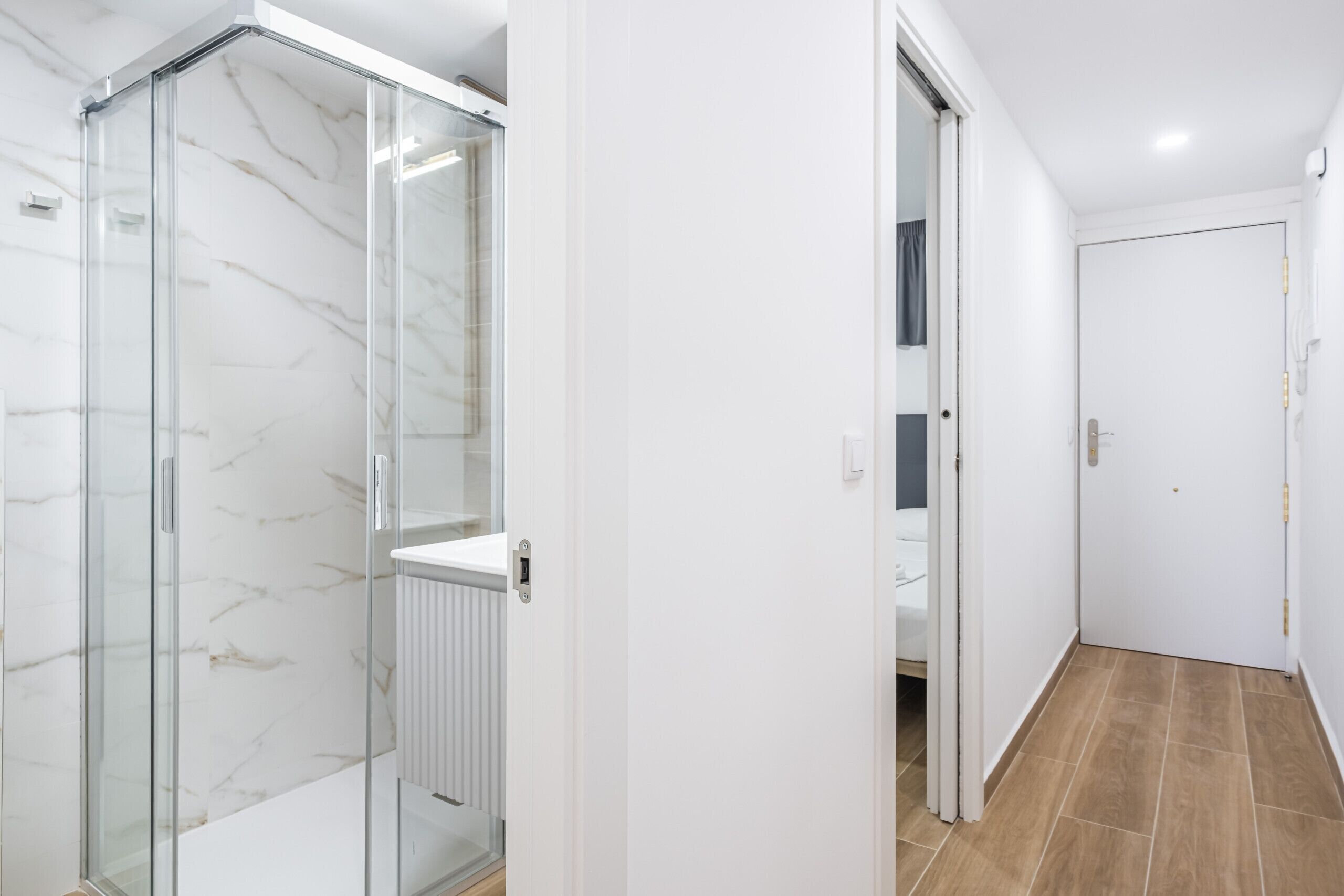 Een douche, een haardroger, handdoeken