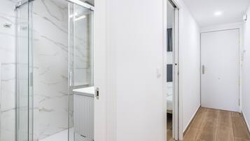 Een douche, een haardroger, handdoeken