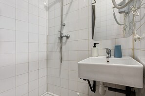 Shower, hair dryer, towels - Compact Studio with Private Bathroom - Amoreiras Lisbon' with Wi-Fi (Lisboa)