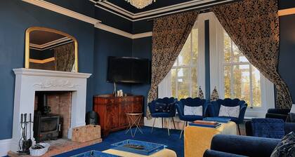 Luxury Group Retreat | 20 Guests | Hot Tub + games room