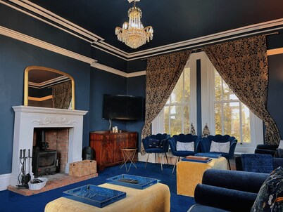 Luxury Group Retreat | 20 Guests | Hot Tub + games room