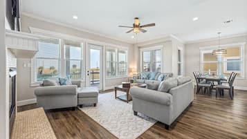 House, 5 Bedrooms | Living area