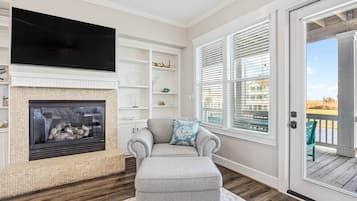 House, 5 Bedrooms | Living area