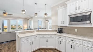 House, 5 Bedrooms | Private kitchen