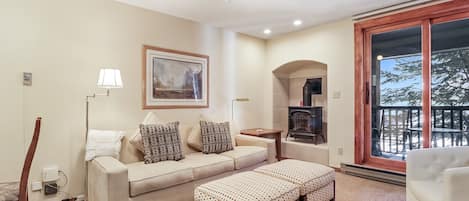 Condo, 1 Bedroom | Living area