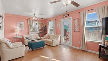 House, 3 Bedrooms | Ruang tamu