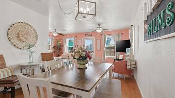 House, 3 Bedrooms | Tempat makan