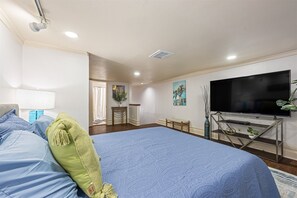 Apartamento, 1 habitación | 1 dormitorio y espacio para trabajar con un portátil