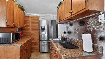 House, 4 Bedrooms | Private kitchen
