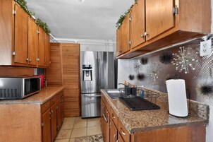 House, 4 Bedrooms | Private kitchen