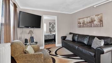 House, 4 Bedrooms | Living area