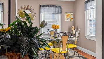 House, 4 Bedrooms | Dining