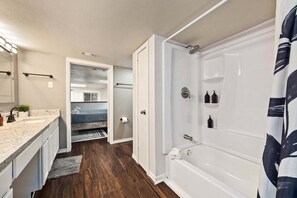 House, 3 Bedrooms | Bathroom - The Mensing Loft 3 Bedroom Home (Galveston)