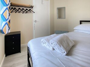 2 Schlafzimmer, individuell dekoriert, individuell eingerichtet