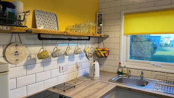 Kühlschrank, Mikrowelle, Toaster, Kochgeschirr/Geschirr/Besteck