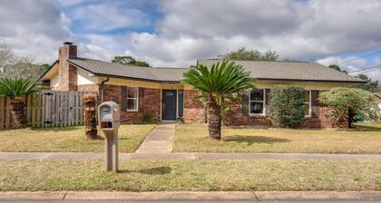 4 Mi to Garniers Beach Park: Home w/ Private Pool!