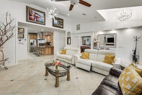Poolside Oasis: Group-friendly Getaway in Naples!