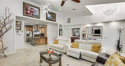 Poolside Oasis: Group-friendly Getaway in Naples!