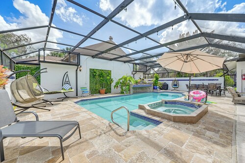 Poolside Oasis: Group-friendly Getaway in Naples!