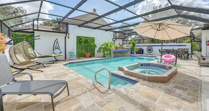 Poolside Oasis: Group-friendly Getaway in Naples!
