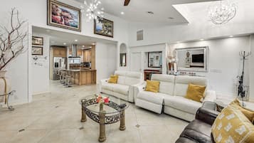 House (5 Bedrooms) | Interior