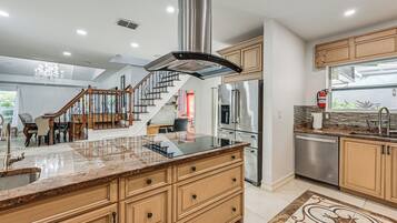 House (5 Bedrooms) | Interior