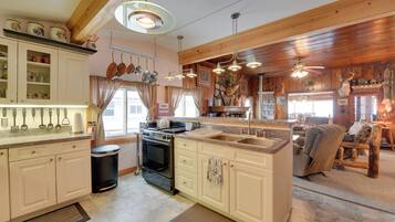 House (3 Bedrooms) | Interior