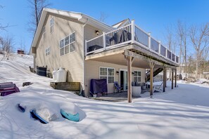 A two-story house with a covered porch and a balcony. - Community Pool Access! Sleepy Hollow Lake Hideaway (Athens)