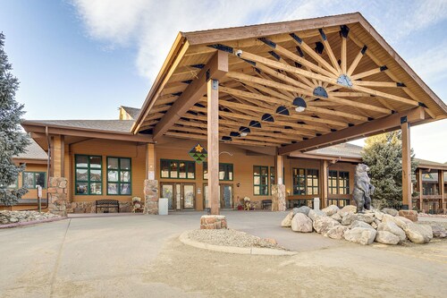 Pool & Hot Tub Access at Top-floor Granby Getaway!