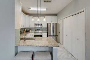 Apartment (3 Bedrooms) | Interior - Pet Friendly! Renovated Arlington Home Near At&t (Arlington)