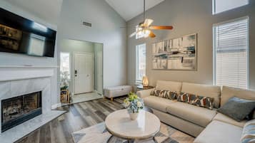 Apartment (3 Bedrooms) | Front of property