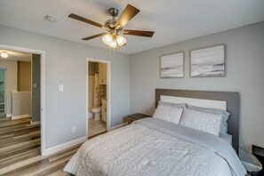 Apartment (3 Bedrooms) | Interior - Pet Friendly! Renovated Arlington Home Near At&t (Arlington)