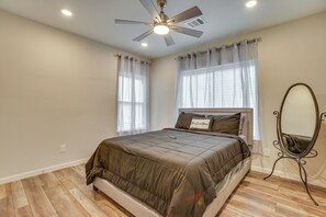 Interior - Houston Upgrade! Spacious + Modern Unit Near UH (Houston)