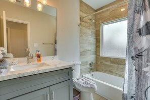 Interior - Houston Upgrade! Spacious + Modern Unit Near UH (Houston)