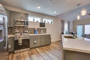 Interior - Houston Upgrade! Spacious + Modern Unit Near UH (Houston)
