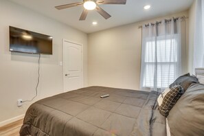 Interior - Houston Upgrade! Spacious + Modern Unit Near UH (Houston)