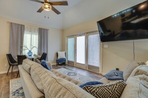 Interior - Houston Upgrade! Spacious + Modern Unit Near UH (Houston)