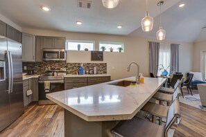 Interior - Houston Upgrade! Spacious + Modern Unit Near UH (Houston)