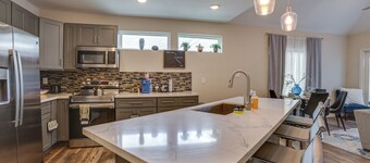 Houston Upgrade! Spacious + Modern Unit Near UH